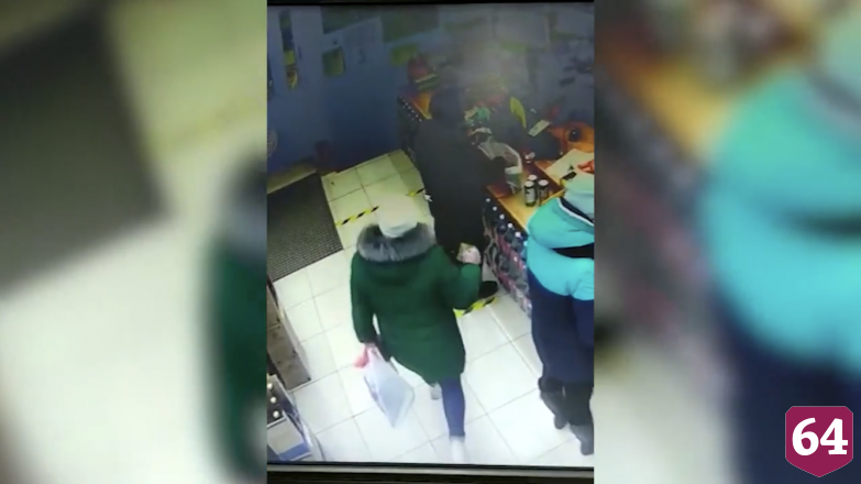 Кража очков у продавца магазина в Солнечном попала на камеры