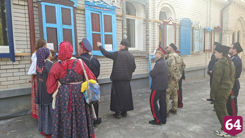 В Саратовской области на казачьем фестивале кормили щами и фланкировали шашкой