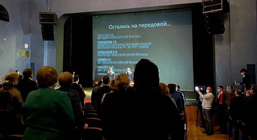 В Саратове почтили память погибших в борьбе с коронавирусом медиков 