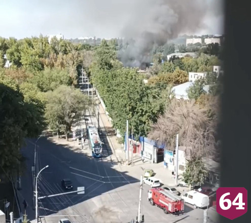 В Саратове 11 пожарных расчетов тушили заброшенное здание и мусор