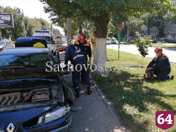 Пьяный водитель иномарки протаранил столб в центре Энгельса