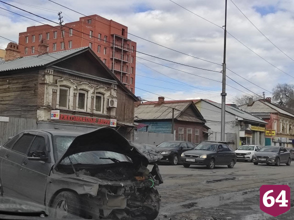 В центре Саратова столкнулись 4 автомобиля