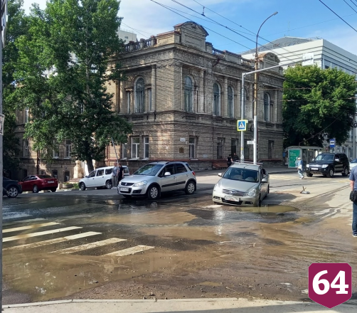 В центре Саратове иномарка провалилась в дорожную яму