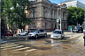 В центре Саратове иномарка провалилась в дорожную яму