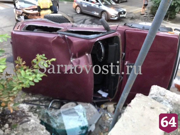 В центре Саратова при опрокидывании «Нивы» пострадали два человека