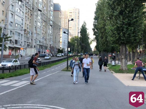 Жители Саратова вышли на вечернюю прогулку без масок