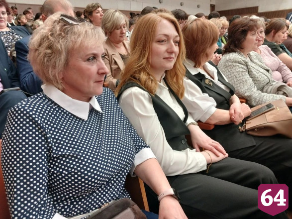 В Саратовской области учителя и воспитатели отдаленных сел получат надбавки