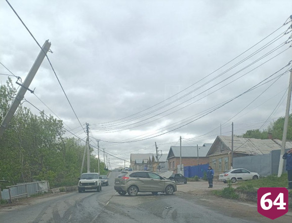 После ДТП у саратовского пивзавода столб повис над дорогой
