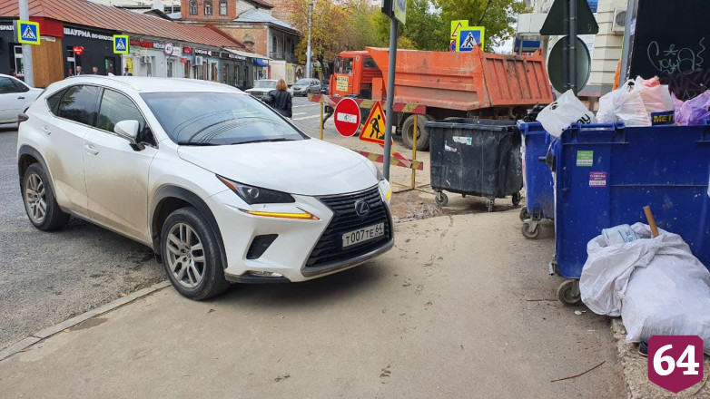 Саратовцев возмутил внедорожник на тротуаре у музыкальной школы
