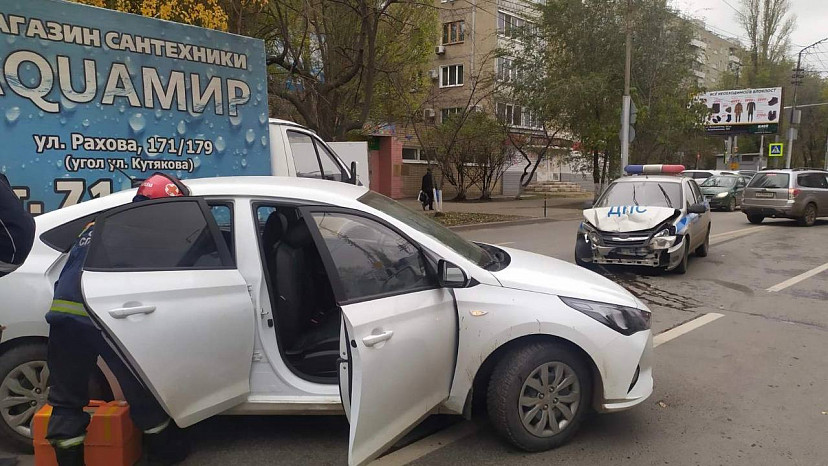 В центре Саратова столкнулись иномарка и машина ДПС