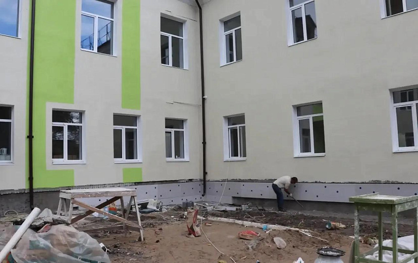 Депутат Госдумы раскритиковал подрядчика ремонта школы в Саратовской области