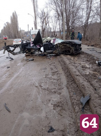 В Саратове автомобиль разорвало при ударе о столб