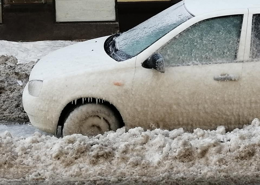 В Саратове после прорыва легковой автомобиль вмерз в лед