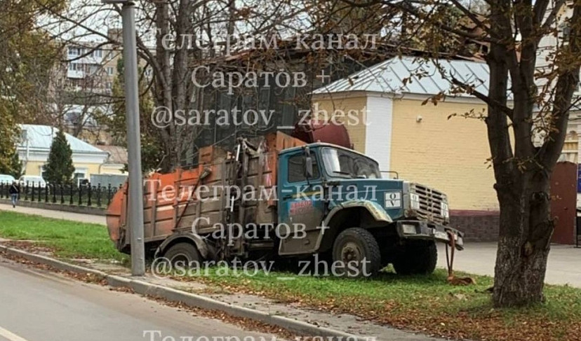 В Саратове мусоровоз провалился в яму у больницы