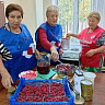 Саратовские пенсионерки из 230 кг малины сварили варенье для участников спецоперации
