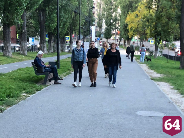 Жители Саратова вышли на вечернюю прогулку без масок