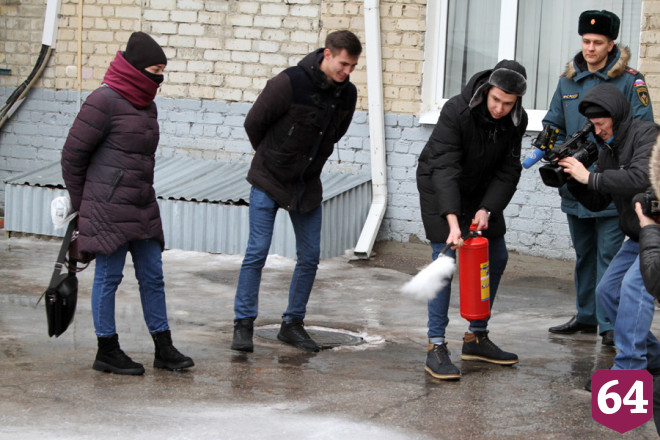 Саратовским студентам рассказали о тушении пожара пивом 