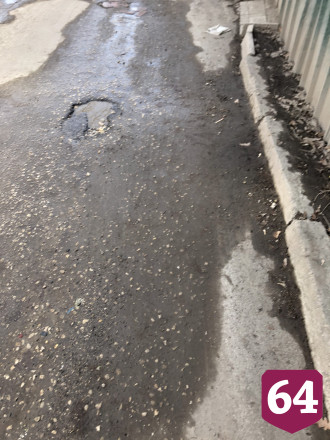 Ямы на дорогах Саратова заложили кирпичами