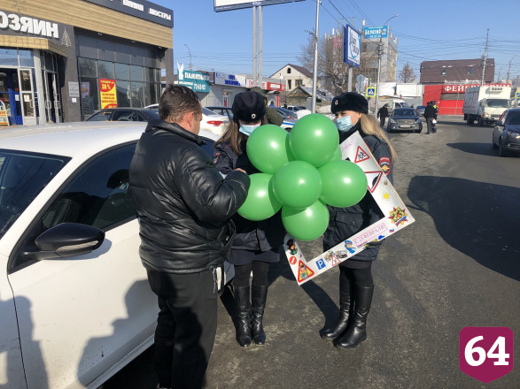 В Саратове полицейские угощали водителей сладостями