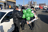 В Саратове полицейские угощали водителей сладостями