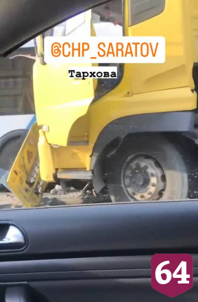 В Саратове грузовик протаранил пассажирский автобус