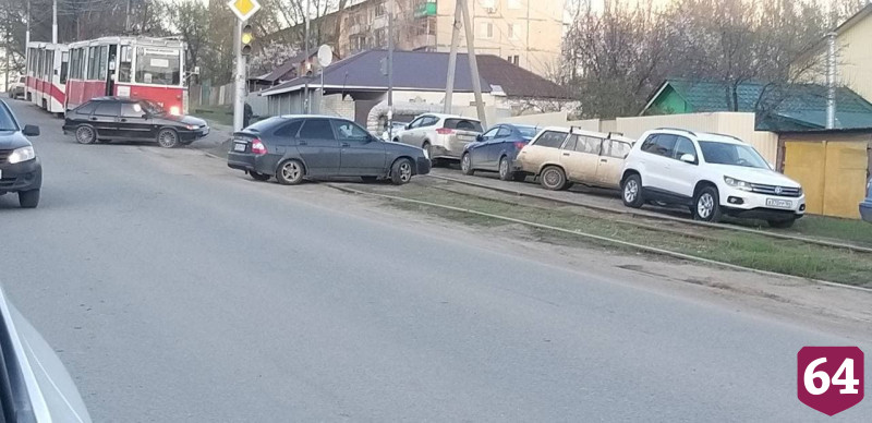 В Саратове трамвай протаранил легковушку