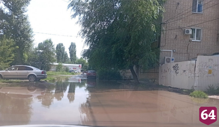 Саратовцы после проливного дождя готовят лодки