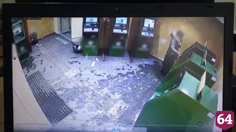 Женщина украла деньги из банкомата и попала на камеры