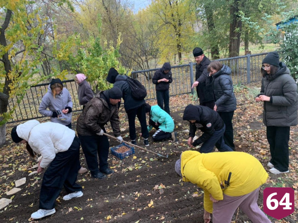 Под Саратовом дети помогали священнику сажать желуди