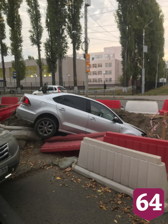 В Саратове автомобиль снес ограждения и угодил в коммунальную яму