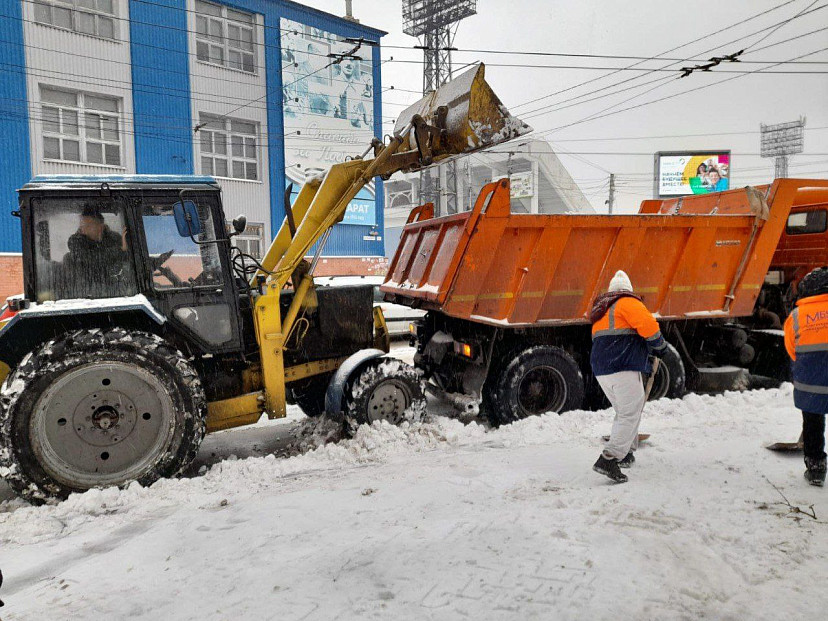 Глава Саратова призвала водителей не мешать уборке снега 