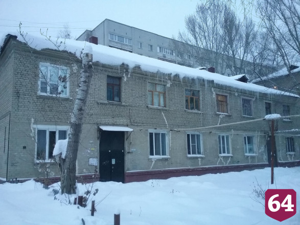 Саратовцы с опаской заходят в дом с ледяными глыбами на крыше