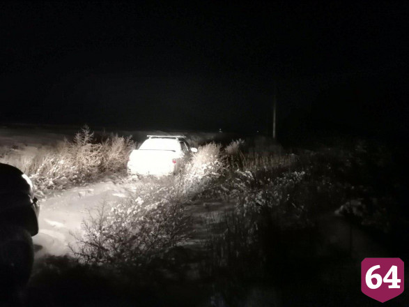 Дочь вызвала застрявшему на заснеженной дороге отцу спасателей