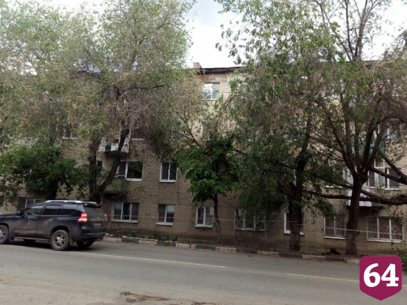 В Саратове рухнувшее дерево почти неделю провисело на проводах