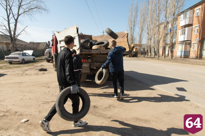 Саратовские волонтеры очистили улицы от старых покрышек
