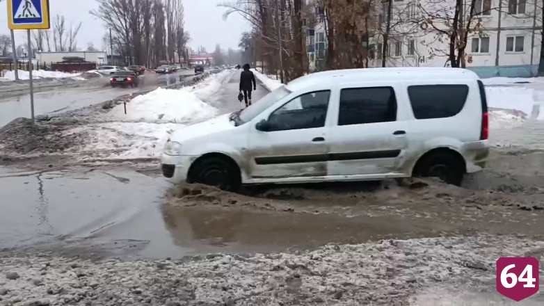 Затопленный перекресток у детского сада напомнил саратовцам Венецию