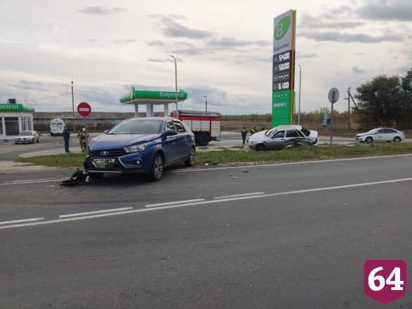 Женщина травмировалась в аварии у АЗС под Саратовом