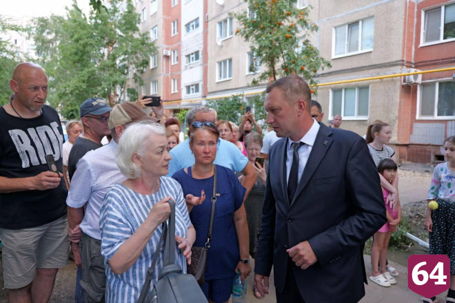 Жильцов дома на улице Блинова кормят горячим и отвозят в гостиницу