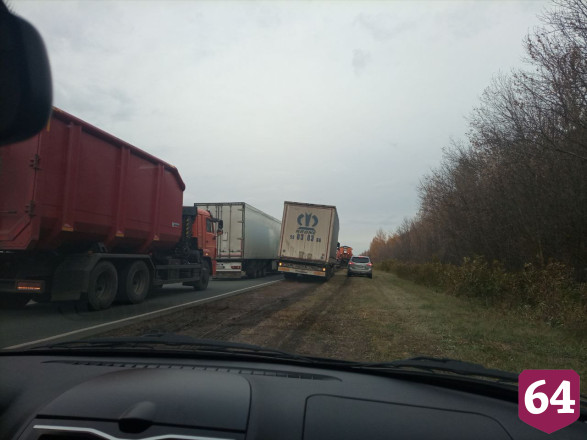 Грузовик перегородил движение на трассе под Саратовом 
