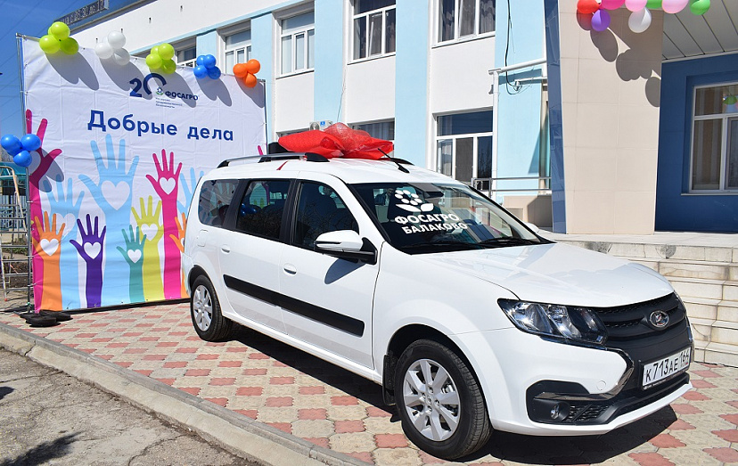 Компания «ФосАгро» подарила детям семейный автомобиль
