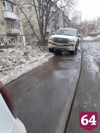 В Саратове автохамы паркуют машины на тротуаре у школы