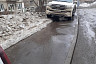 В Саратове автохамы паркуют машины на тротуаре у школы