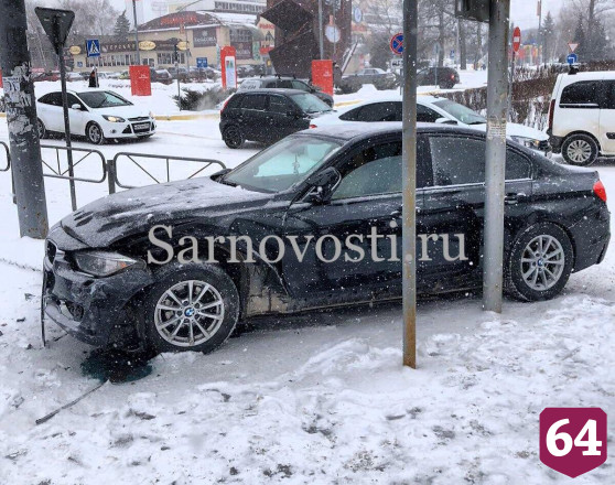 Водитель иномарки отбросил БМВ в ограду возле «Тау Галереи» 