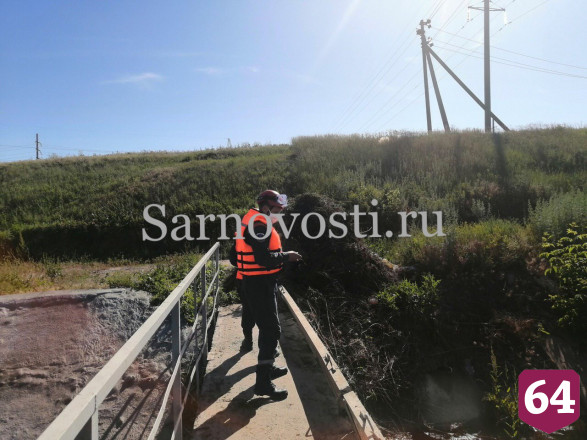 Под Саратовом к шлюзу оросительного канала прибило труп мужчины
