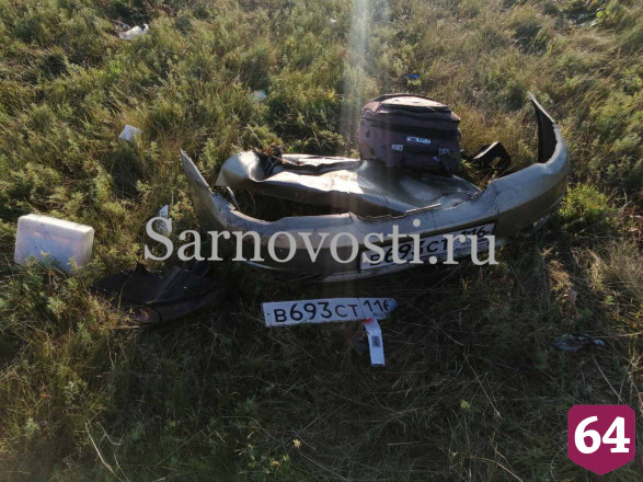 Иномарку разорвало на части в ДТП на трассе под Саратовом