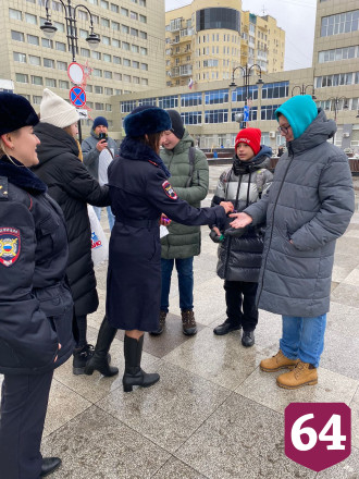 Саратовские автоинспекторы вручили подарки ответственным водителям