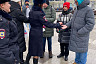 Саратовские автоинспекторы вручили подарки ответственным водителям