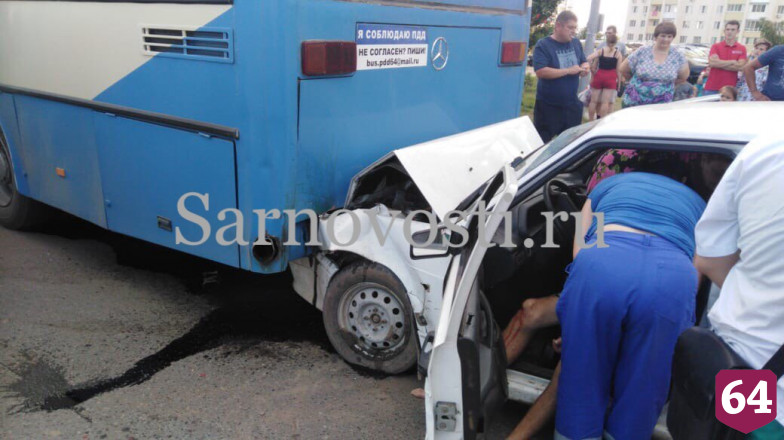 Легковушка протаранила автобус с пассажирами и травмировала 2 человек