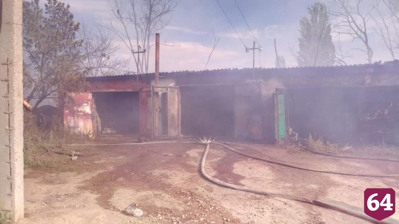 Под Саратовом огонь уничтожил гаражи и автомобиль 