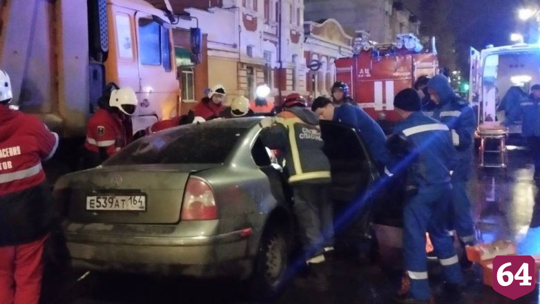 Мужчина травмировался в ДТП с грузовиком в центре Саратова